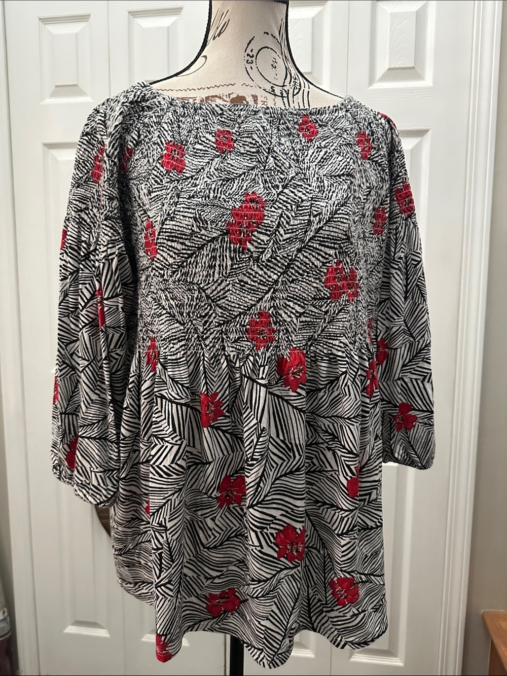 J Jill Black & White Leaf-Print Tunic with Red Floral Detail